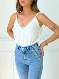 JEAN SKINNY TAILLE HAUTE BLEU FEMME Jean skinny Taille haute Fermeture boutons et zip Passants pour ceinture 2 poches factices à l’avant, 2 vraies poches à l’arrière Boutons dorés décoratifs à l’avant Couleur : bleu Composition : 98% Coton, 2% Elasthanne