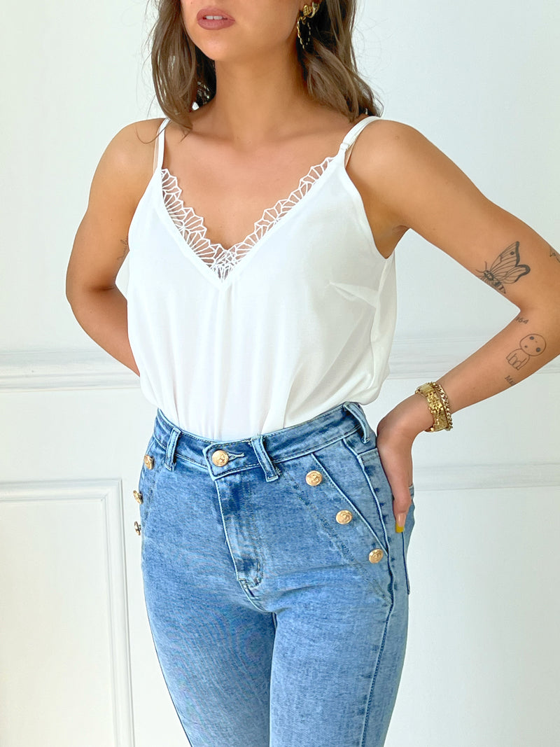 JEAN SKINNY TAILLE HAUTE BLEU FEMME Jean skinny Taille haute Fermeture boutons et zip Passants pour ceinture 2 poches factices à l’avant, 2 vraies poches à l’arrière Boutons dorés décoratifs à l’avant Couleur : bleu Composition : 98% Coton, 2% Elasthanne