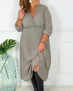 ROBE PLISSÉE TAUPE GRANDE TAILLE Robe ample Manches longues Resserrée à la taille et aux poignets Col V Effet plissé Couleur : taupe Doublée (s'arrête aux genoux) sauf aux bras Composition Robe : 100% Polyester Doublure : 95% Viscose 5% Elasthanne Lavage à la main conseillé