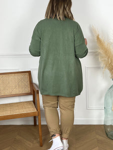 Gilet kaki made in Italie grande taille Gilet manches longues Motif étoile en haut au dos du gilet Couleur : vert kaki Composition : 52% Viscose, 26% Polyester, 22% Polyamide Lavage à la main conseillé Made in Italie