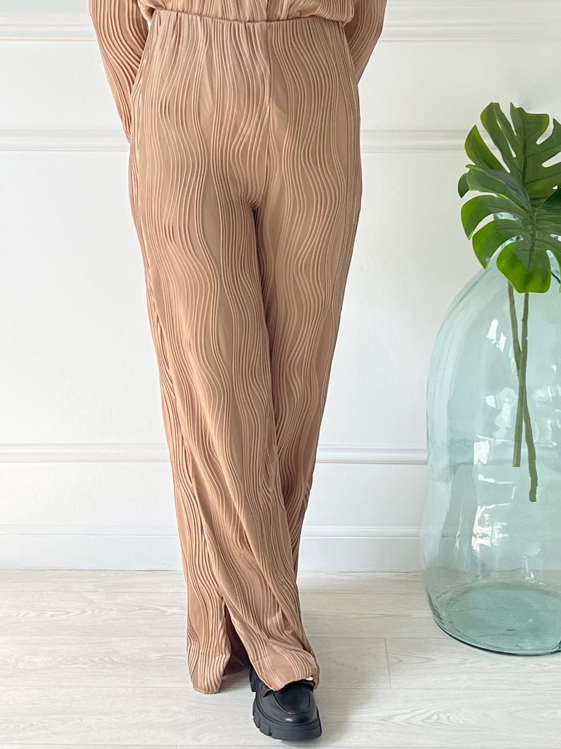 PANTALON FEMME FLUIDE TAUPE Pantalon fluide en relief Élastique à la taille Fendu en bas Couleur : taupe Composition : 100% Polyester