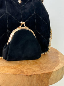 PORTE-MONNAIE EN CUIR NOIR Porte-monnaie en cuir Rangements à l'intérieur Couleur : noir Petit cœur doré Dimensions: 9cm*9cm*3cm