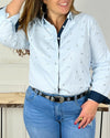 CHEMISE BLEUE A DETAILS ARGENTES CURVE FEMME Chemise manches longues Motifs plumes argentées Col chemise Boutons écrus sur la longueur et aux poignets Couleurs : bleu clair et bleu marine sur la longueur des boutons, aux poignets et haut du dos interne Composition : 55% polyester 45% Coton