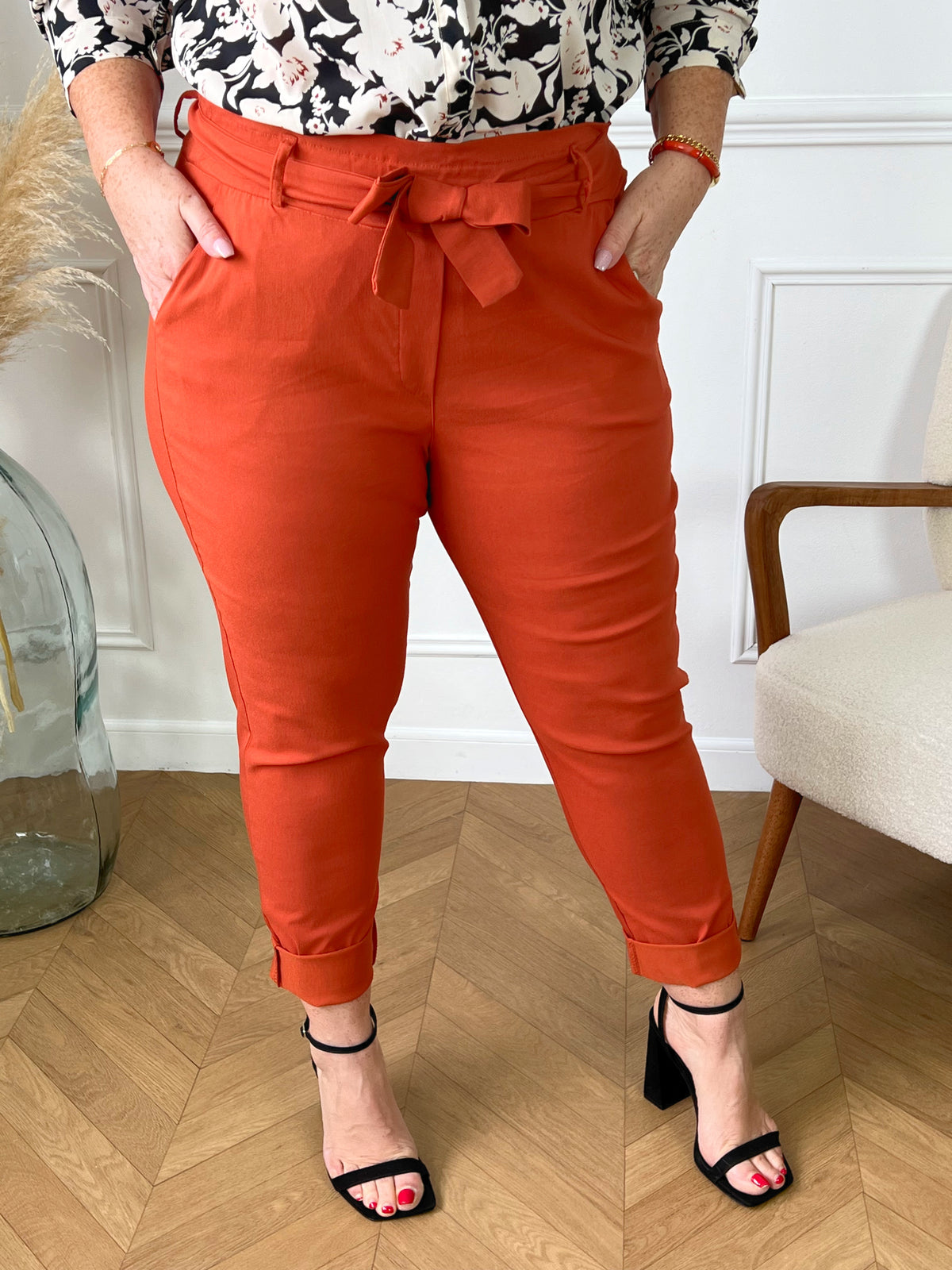 PANTALON TAILLE HAUTE GRANDE TAILLE Pantalon brique Poches latérales Elastique à la taille Ceinture ajustable Couleur : brique Composition : 75% Viscose 20% Polyester 5% Elasthanne Lavage et entretien à la main conseillé Made in Italie