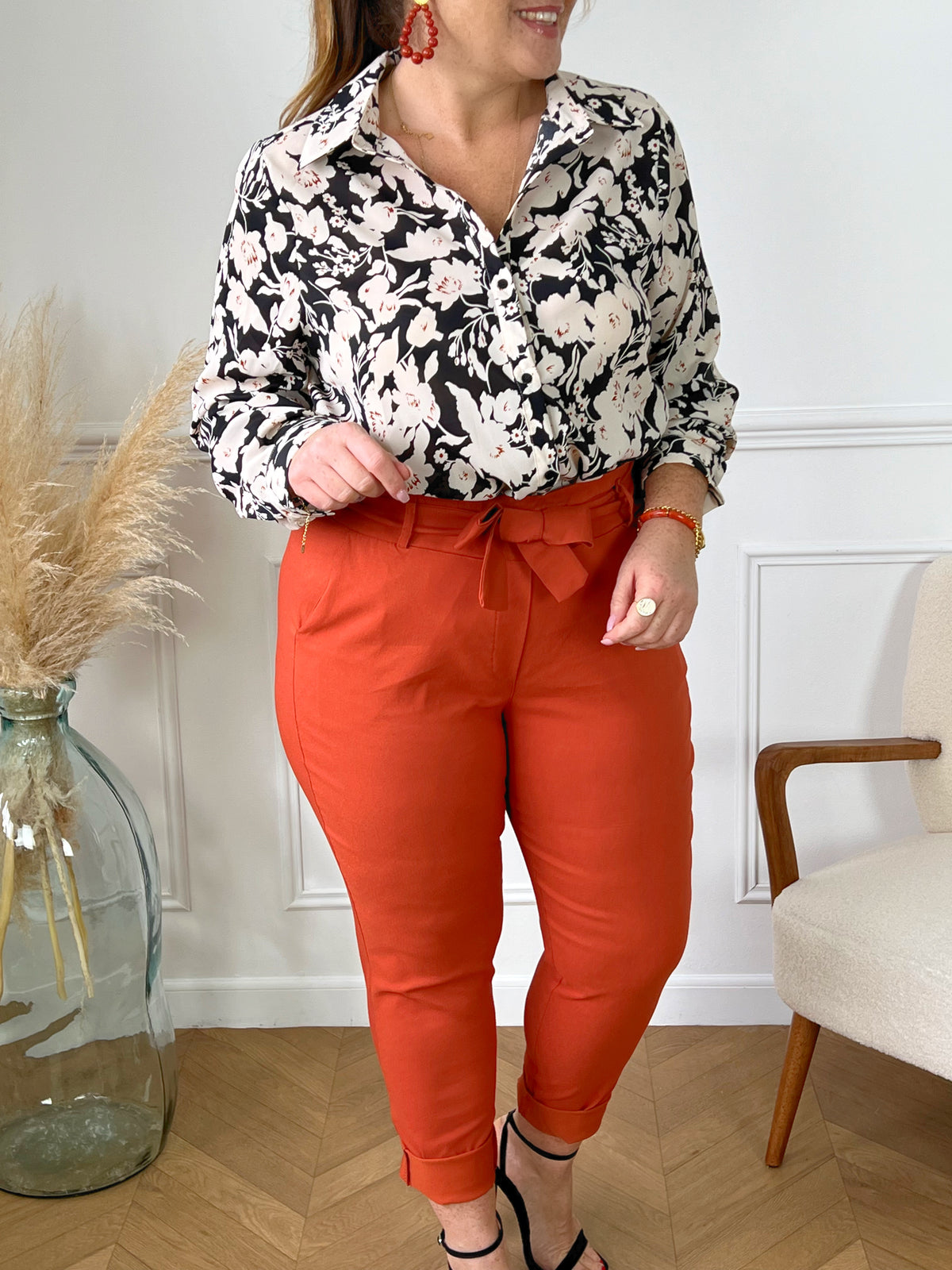 PANTALON TAILLE HAUTE GRANDE TAILLE Pantalon brique Poches latérales Elastique à la taille Ceinture ajustable Couleur : brique Composition : 75% Viscose 20% Polyester 5% Elasthanne Lavage et entretien à la main conseillé Made in Italie