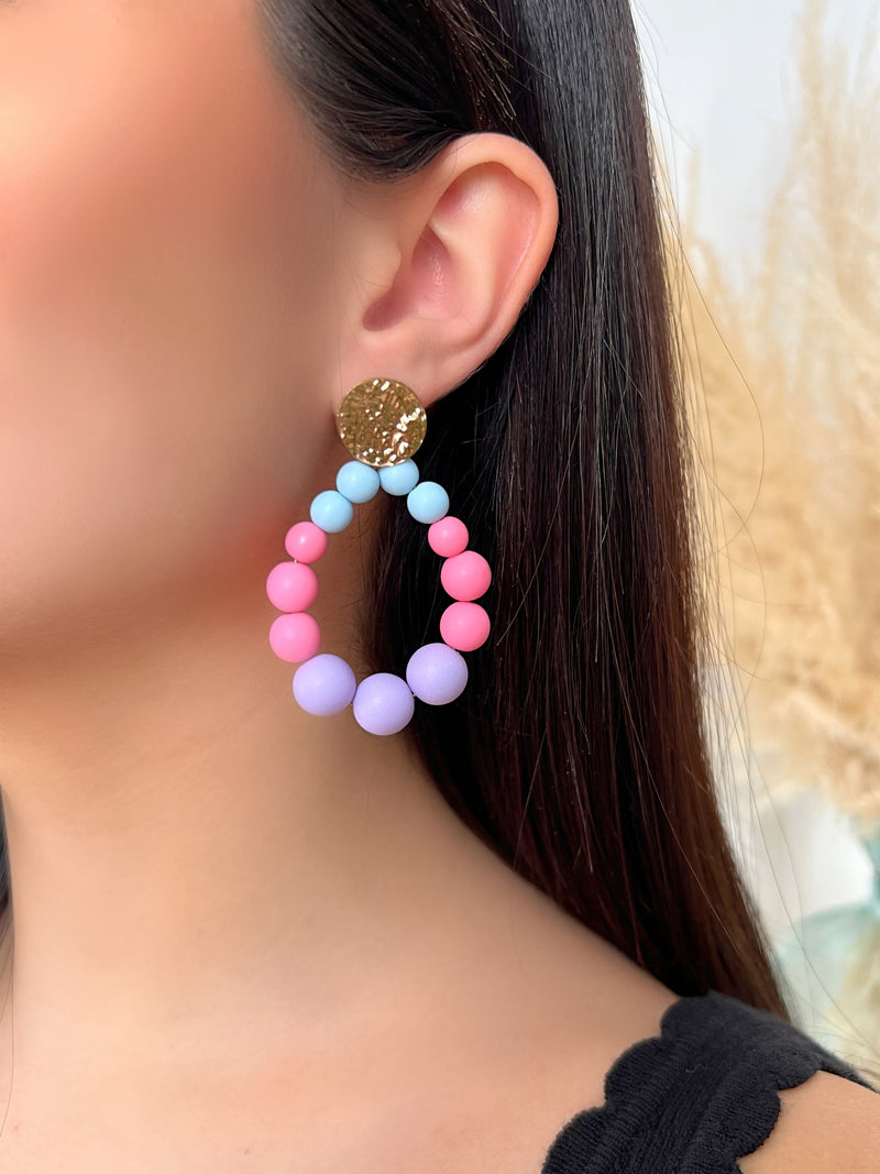 BOUCLES D'OREILLES AVEC PERLES PASTELS Boucles acier inoxydable Perles bleu, rose, violet Légères Fermoir puce Longueur environ 6cm