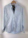 CHEMISE BLEUE A DETAILS ARGENTES CURVE FEMME Chemise manches longues Motifs plumes argentées Col chemise Boutons écrus sur la longueur et aux poignets Couleurs : bleu clair et bleu marine sur la longueur des boutons, aux poignets et haut du dos interne Composition : 55% polyester 45% Coton Lavage à la main obligatoire Made in P.R.C