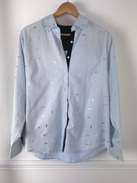 CHEMISE BLEUE A DETAILS ARGENTES CURVE FEMME Chemise manches longues Motifs plumes argentées Col chemise Boutons écrus sur la longueur et aux poignets Couleurs : bleu clair et bleu marine sur la longueur des boutons, aux poignets et haut du dos interne Composition : 55% polyester 45% Coton Lavage à la main obligatoire Made in P.R.C
