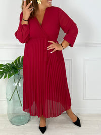 ROBE ROUGE PLISSÉE GRANDE TAILLE FEMME Robe ample Manches longues Resserrée à la taille et aux poignets Col V Effet plissé Couleur : rouge Doublée (s'arrête aux genoux) sauf aux bras Composition Robe : 100% Polyester Doublure : 95% Viscose 5% Elasthanne Lavage à la main conseillé