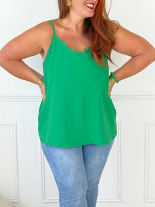 TOP VERT FEMME GRANDE TAILLE Top bretelles réglables Col avec broderie Coupe ample Couleur : vert Composition : 100% Polyester Lavage à la main conseillé