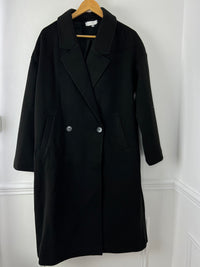 MANTEAU LONG NOIR FEMME Manteau Manches longues 2 poches latérales Manteau assez lourd et doublé Couleur : noir 2 boutons de fermeture sur l'avant