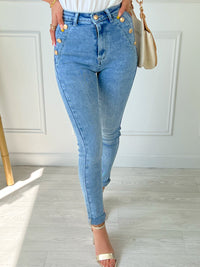 JEAN SKINNY TAILLE HAUTE BLEU FEMME Jean skinny Taille haute Fermeture boutons et zip Passants pour ceinture 2 poches factices à l’avant, 2 vraies poches à l’arrière Boutons dorés décoratifs à l’avant Couleur : bleu Composition : 98% Coton, 2% Elasthanne