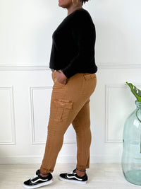 PANTALON MARRON GRANDE TAILLE Pantalon cargo avec ceinture amovible Fermeture zip 2 poches latérales, 2 poches arrière et 2 poches sur les jambes Couleur : marron Composition: 98% Coton 2% Elasthanne