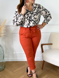 PANTALON TAILLE HAUTE GRANDE TAILLE Pantalon brique Poches latérales Elastique à la taille Ceinture ajustable Couleur : brique Composition : 75% Viscose 20% Polyester 5% Elasthanne Lavage et entretien à la main conseillé Made in Italie