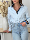 CHEMISE BLEUE A DETAILS ARGENTES FEMME Chemise manches longues Motifs plumes argentées Col chemise Boutons écrus sur la longueur et aux poignets Couleurs : bleu clair et bleu marine sur la longueur des boutons, aux poignets et haut du dos interne Composition : 55% polyester 45% Coton Lavage à la main obligatoire Fabriqué en R.P.C