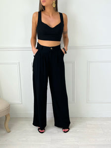 TOP BRASSIERE NOIR EN LIN Top Brassière en lin Bretelles non réglable Boutonné à l'arrière Couleur : noir Composition : 70% Polyester 30% Lin