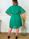 Robe courte plissée verte grande taille Robe courte ample Manches courtes Resserrée à la taille Col cache cœur Effet plissé sur le bas de la robe Couleur: vert Doublée sauf aux manches Composition Robe : 100% Polyester Doublure : 95% Viscose 5%Elasthanne