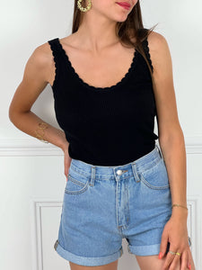 SHORT BLEU TAILLE HAUTE EN COTON FEMME Short en jean Taille haute Fermeture par boutons et zip Passants 2 poches devant et derrière Couleur : bleu Composition : 100% Coton