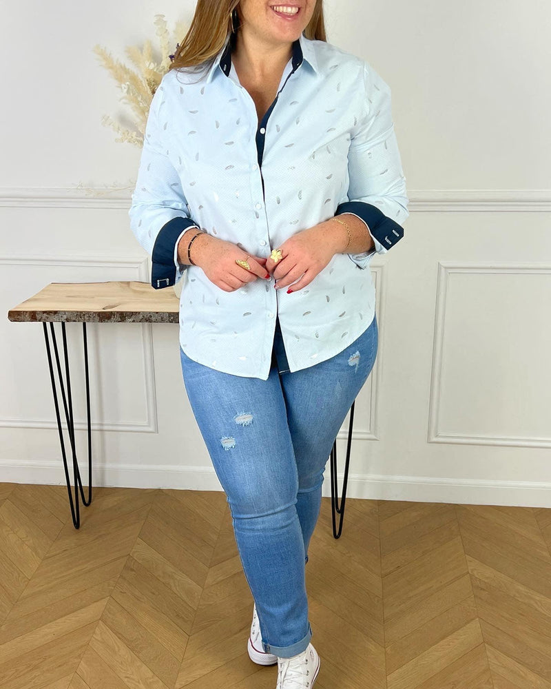 CHEMISE BLEUE A DETAILS ARGENTES CURVE FEMME Chemise manches longues Motifs plumes argentées Col chemise Boutons écrus sur la longueur et aux poignets Couleurs : bleu clair et bleu marine sur la longueur des boutons, aux poignets et haut du dos interne Composition : 55% polyester 45% Coton