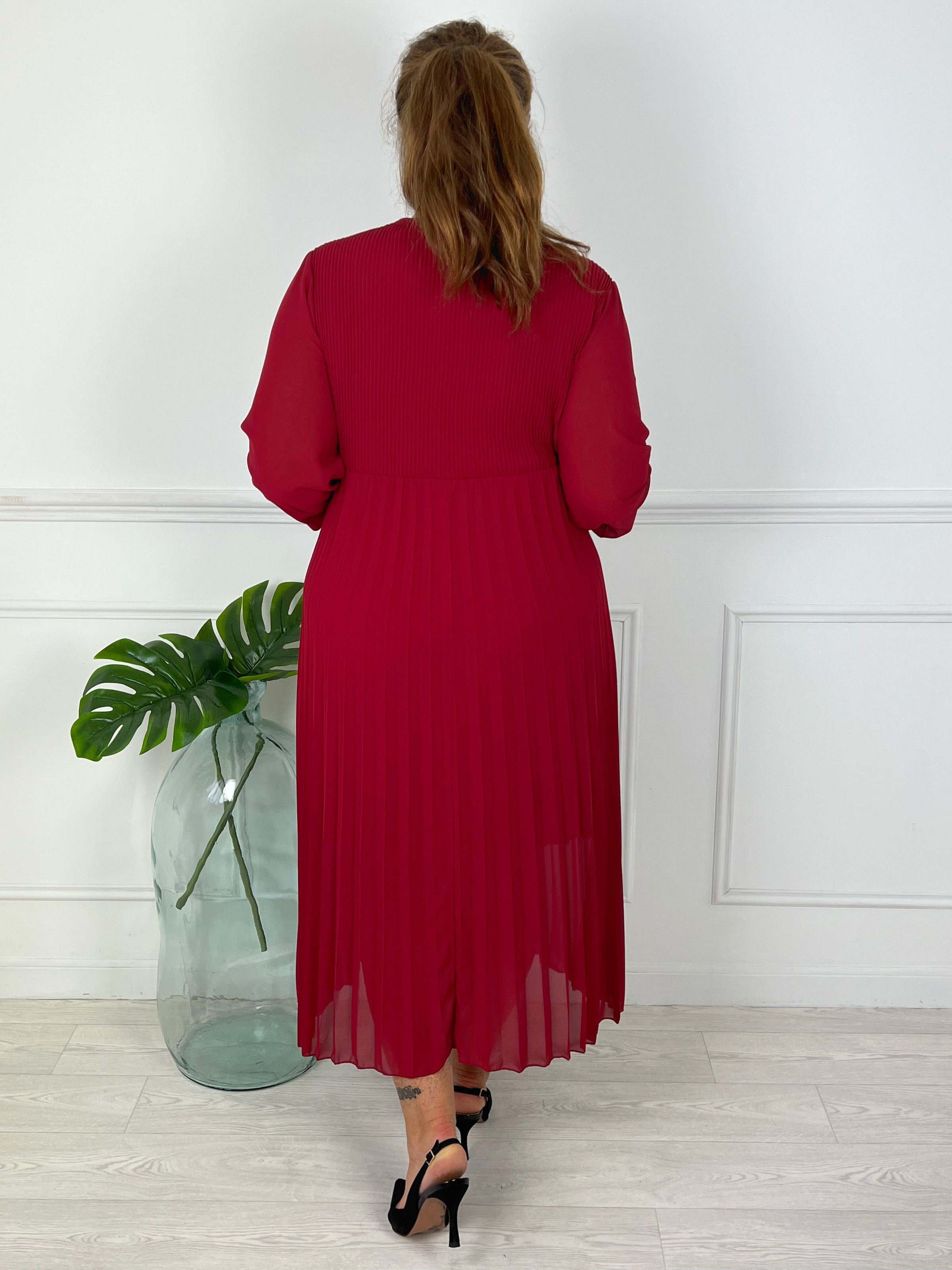 ROBE ROUGE PLISSÉE GRANDE TAILLE FEMME Robe ample Manches longues Resserrée à la taille et aux poignets Col V Effet plissé Couleur : rouge Doublée (s'arrête aux genoux) sauf aux bras Composition Robe : 100% Polyester Doublure : 95% Viscose 5% Elasthanne Lavage à la main conseillé