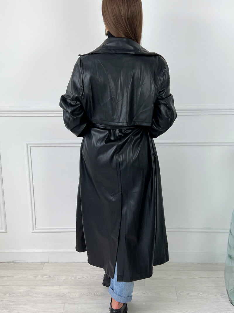 TRENCH LONG EN SIMILI CUIR FEMME Trench Manches longues Simili cuir 2 poches latérales Coupe ample Ceinture amovible à la taille Couleur : noir Composition : 45% Polyuréthane 55% Coton