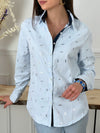 CHEMISE BLEUE A DETAILS ARGENTES FEMME Chemise manches longues Motifs plumes argentées Col chemise Boutons écrus sur la longueur et aux poignets Couleurs : bleu clair et bleu marine sur la longueur des boutons, aux poignets et haut du dos interne Composition : 55% polyester 45% Coton Lavage à la main obligatoire Fabriqué en R.P.C