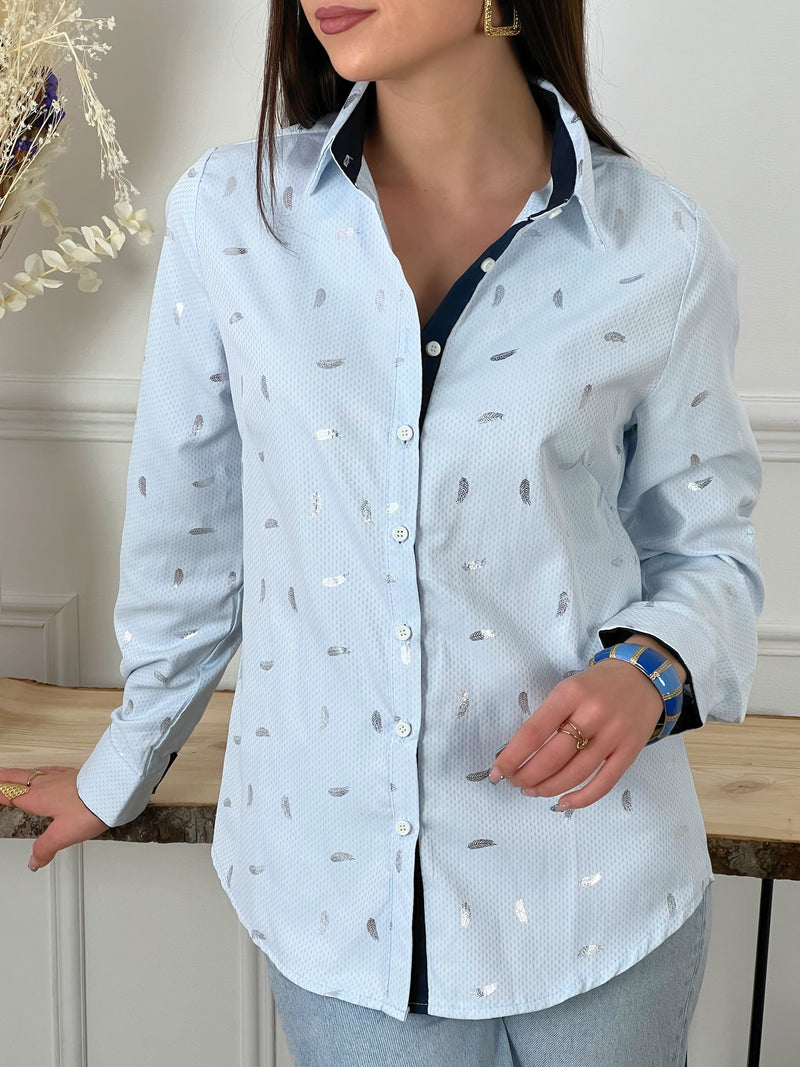 CHEMISE BLEUE A DETAILS ARGENTES FEMME Chemise manches longues Motifs plumes argentées Col chemise Boutons écrus sur la longueur et aux poignets Couleurs : bleu clair et bleu marine sur la longueur des boutons, aux poignets et haut du dos interne Composition : 55% polyester 45% Coton Lavage à la main obligatoire Fabriqué en R.P.C