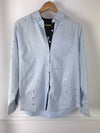 CHEMISE BLEUE A DETAILS ARGENTEES FEMME Chemise manches longues Motifs plumes argentées Col chemise Boutons écrus sur la longueur et aux poignets Couleurs : bleu clair et bleu marine sur la longueur des boutons, aux poignets et haut du dos interne Composition : 55% polyester 45% Coton Lavage à la main obligatoire Fabriqué en R.P.C