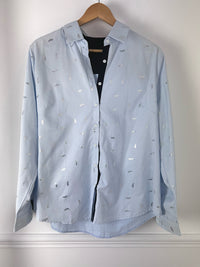 CHEMISE BLEUE A DETAILS ARGENTEES FEMME Chemise manches longues Motifs plumes argentées Col chemise Boutons écrus sur la longueur et aux poignets Couleurs : bleu clair et bleu marine sur la longueur des boutons, aux poignets et haut du dos interne Composition : 55% polyester 45% Coton Lavage à la main obligatoire Fabriqué en R.P.C