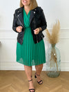 Robe courte plissée verte grande taille Robe courte ample Manches courtes Resserrée à la taille Col cache cœur Effet plissé sur le bas de la robe Couleur: vert Doublée sauf aux manches Composition Robe : 100% Polyester Doublure : 95% Viscose 5%Elasthanne