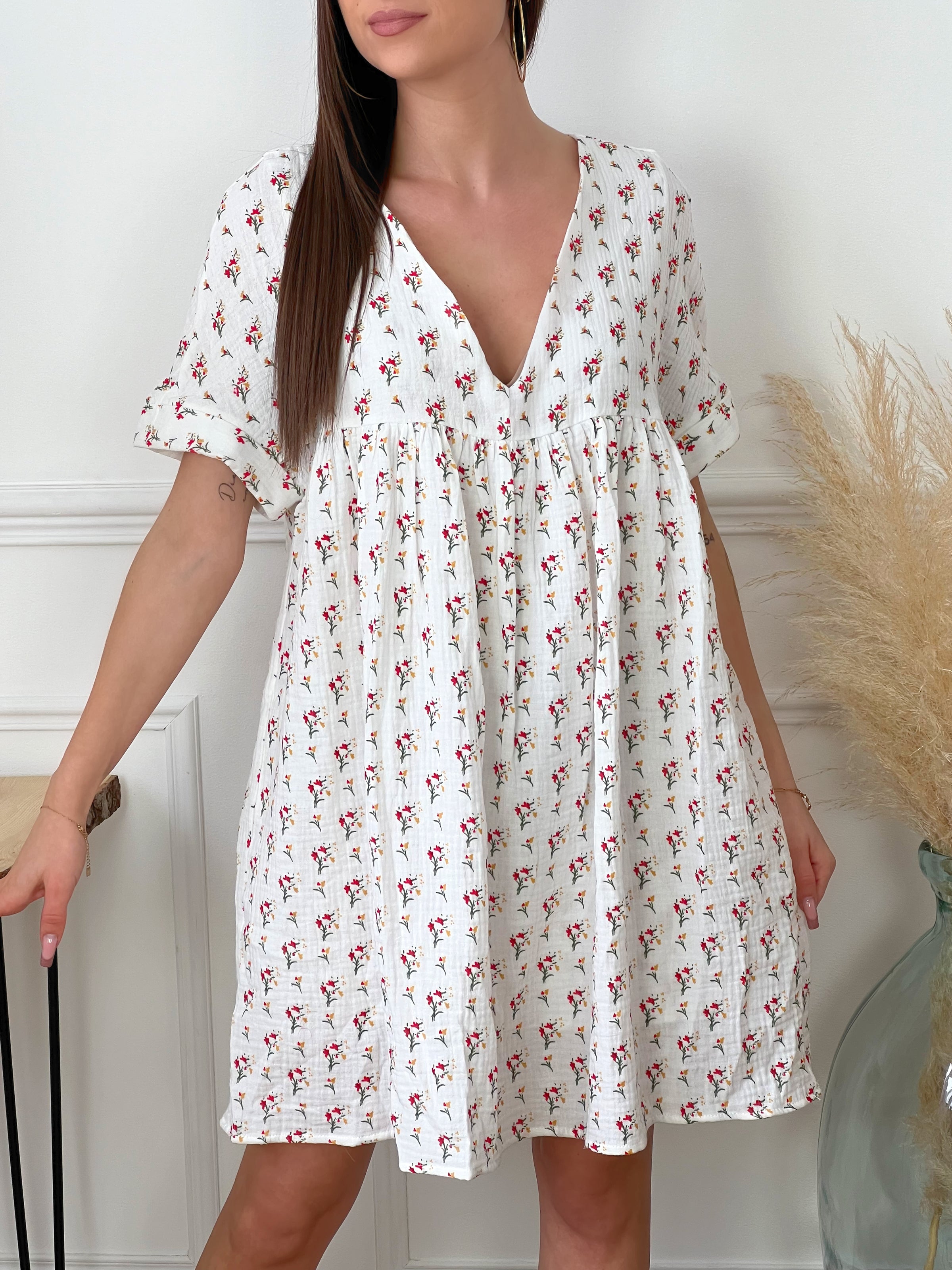 Robe courte a motif floral avec col V en gaze de coton Loicia